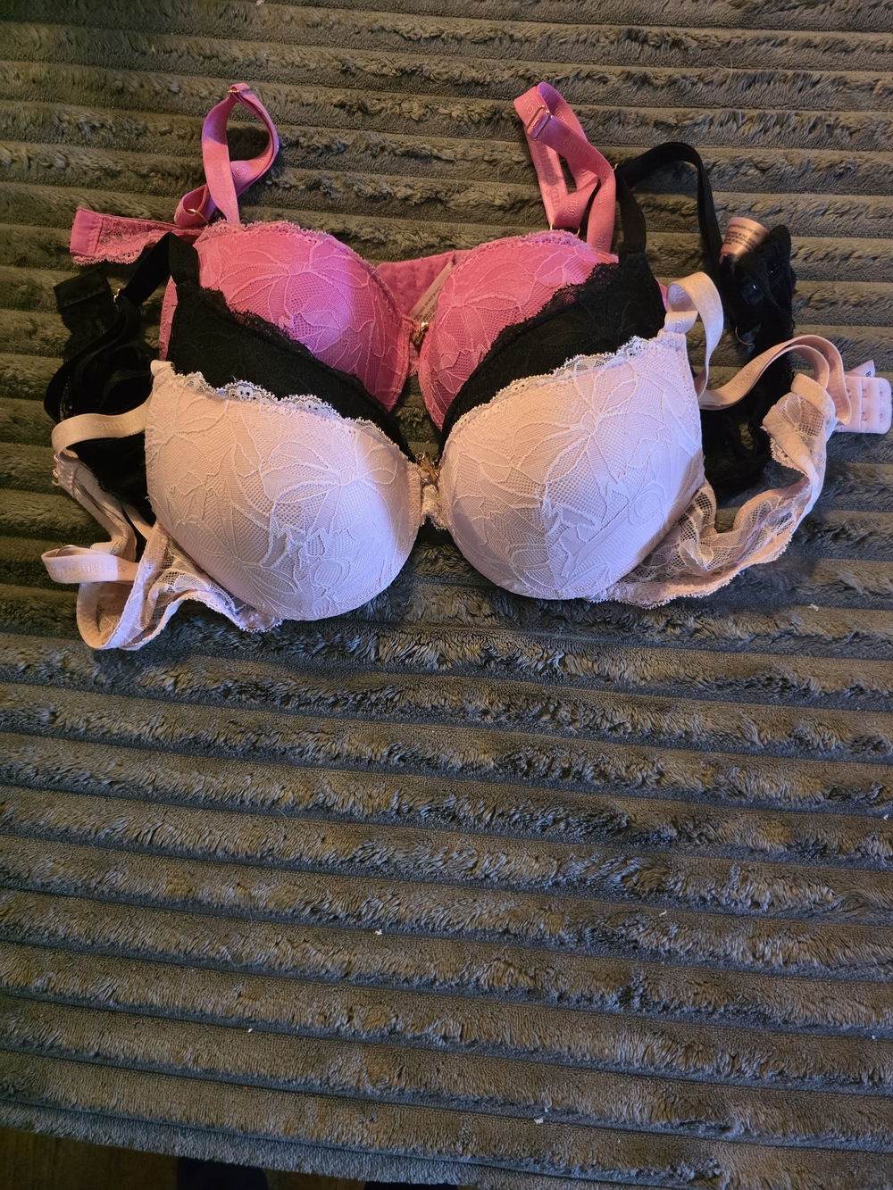 NEAR NEW! 34B Juicy Couture pink & white lace balconette bras